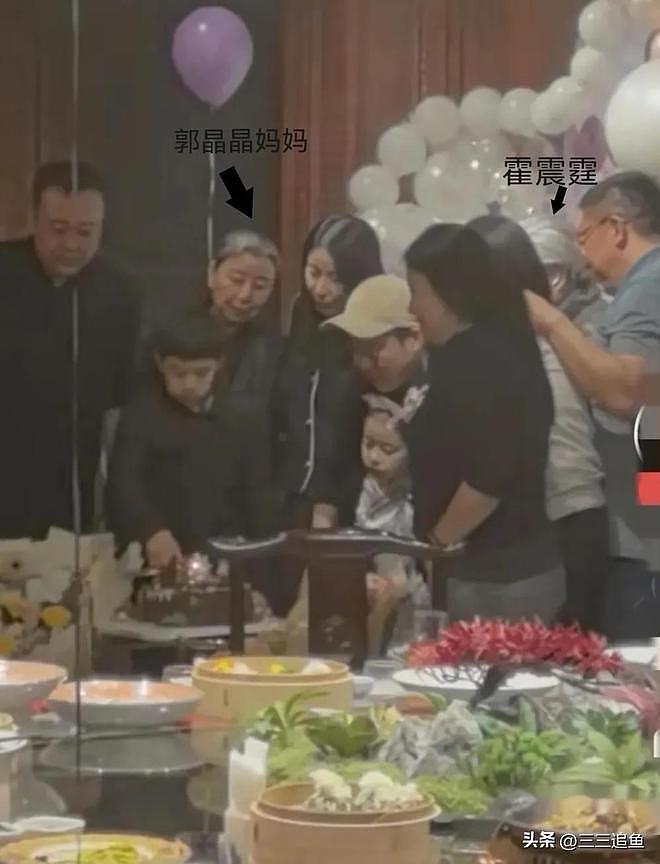 郭晶晶妈妈和亲家见面,头发花白站在外孙身后,霍震霆主动站旁边(组图) - 15
