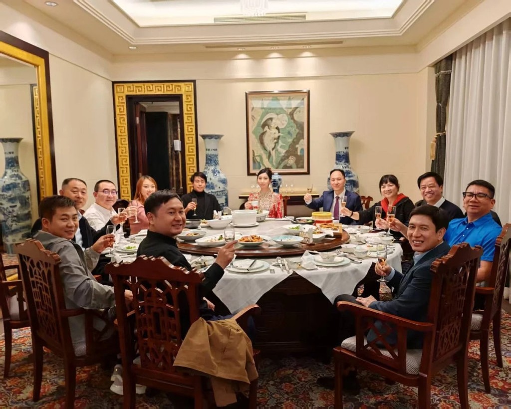 基因狂人贺建奎美艳娇妻秀海量合影！赞夫科学领域周杰伦（组图） - 4