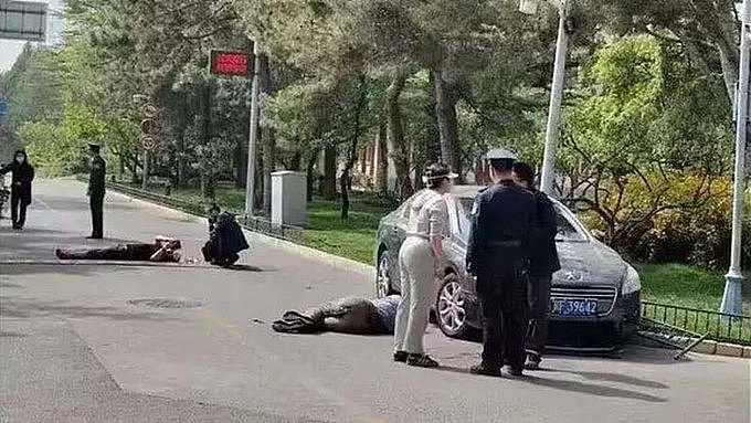 网传北大校内女老师“把油门当刹车”,撞飞两名官员引发网络热议!网友:女版“献忠”(组图) - 2