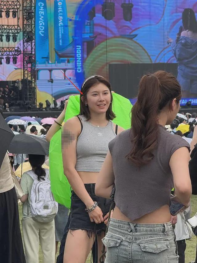 吴艳妮现身音乐节被偶遇，素颜穿短裤大腿粗壮，一身行头超20万引热议（组图） - 7