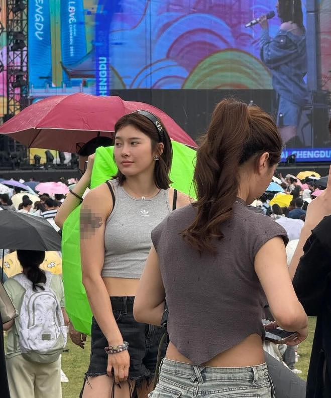 吴艳妮音乐节太敢穿！热辣短裤暴露真实腿型，全身行头超20万（组图） - 5