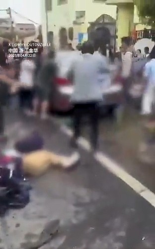 惨不忍睹!网传浙江小学门口汽车冲撞人群,现场尖叫声不断,满地是血(视频/组图) - 2