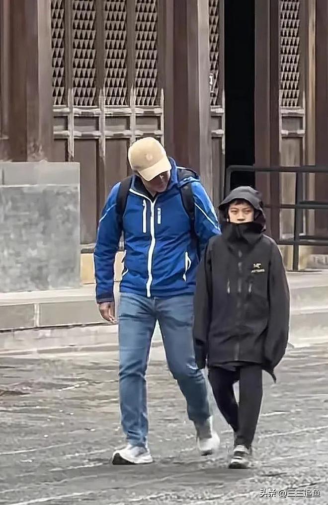郭晶晶妈妈和亲家见面,头发花白站在外孙身后,霍震霆主动站旁边(组图) - 4