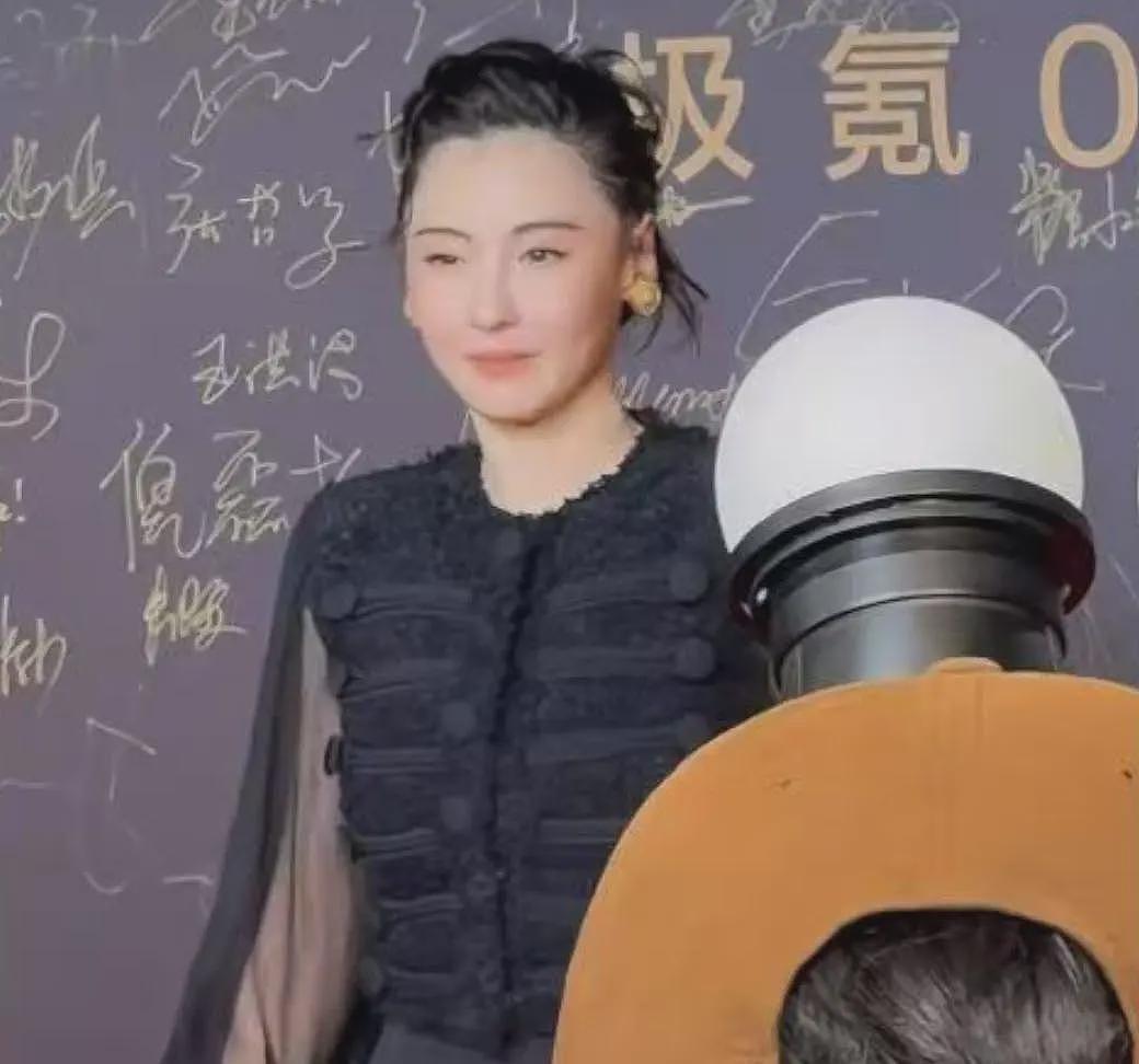 张柏芝出席活动颜值崩塌？眼睛一大一小很怪异，网友：变大小眼了（组图） - 2