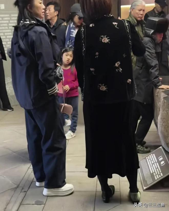 郭晶晶妈妈和亲家见面,头发花白站在外孙身后,霍震霆主动站旁边(组图) - 9