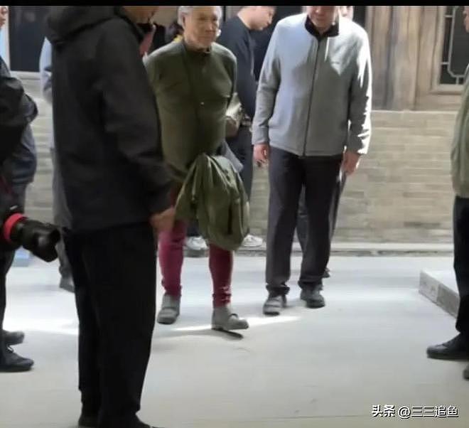 郭晶晶妈妈和亲家见面,头发花白站在外孙身后,霍震霆主动站旁边(组图) - 7