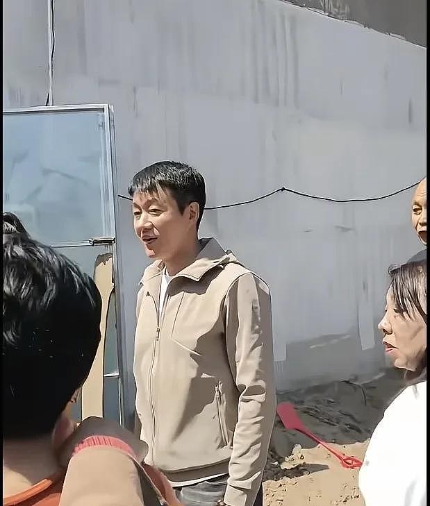佟大为回本溪参加婚礼，穿着朴素低调，京A车划痕引人注目！（组图） - 4