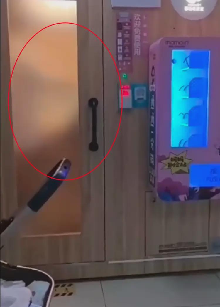 毁三观!成都男女霸占母婴室