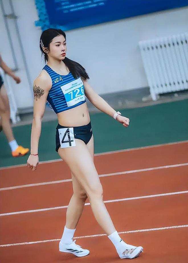吴艳妮音乐节太敢穿！热辣短裤暴露真实腿型，全身行头超20万（组图） - 3