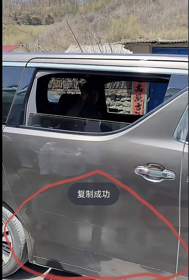 佟大为回本溪参加婚礼，穿着朴素低调，京A车划痕引人注目！（组图） - 1