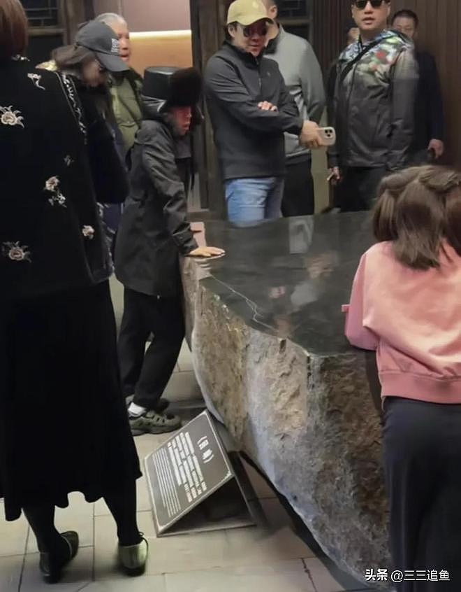 郭晶晶妈妈和亲家见面,头发花白站在外孙身后,霍震霆主动站旁边(组图) - 8