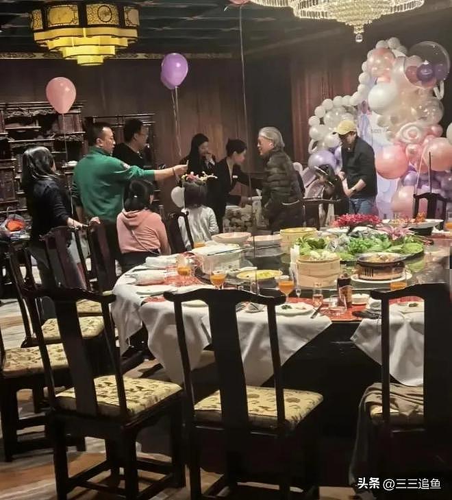 郭晶晶妈妈和亲家见面,头发花白站在外孙身后,霍震霆主动站旁边(组图) - 16