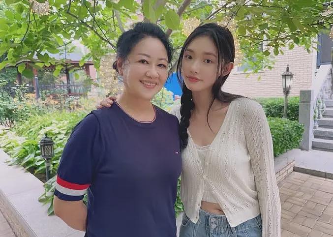林允被质疑给沈腾生孩子,本人发声怒斥谣言,跟沈腾绯闻传3年(组图) - 1