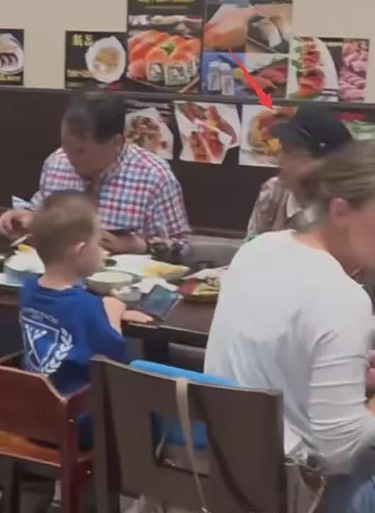 真滋润!75岁姜昆美国被偶遇,满脸红光没老人味,年轻妻子罕露面(组图) - 3