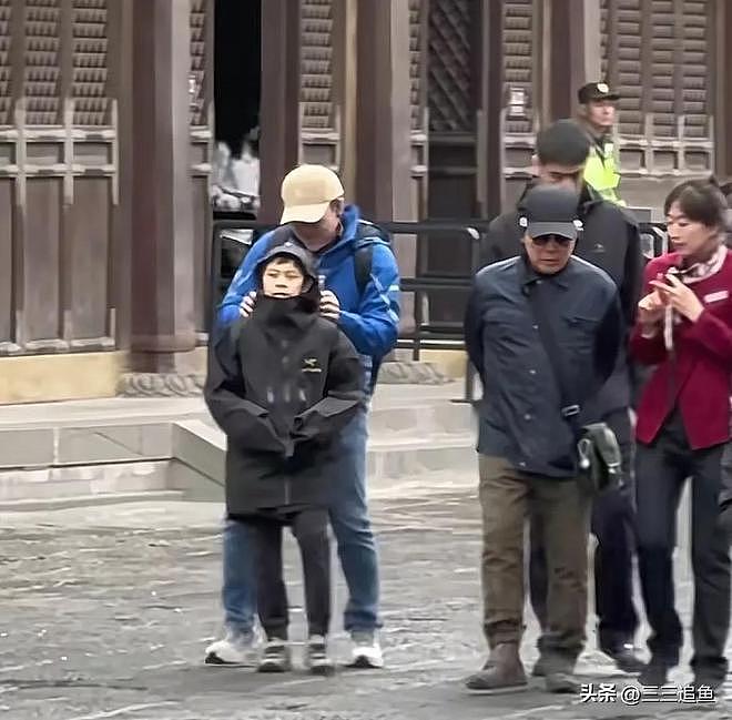 郭晶晶妈妈和亲家见面,头发花白站在外孙身后,霍震霆主动站旁边(组图) - 6