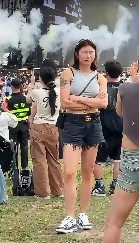 吴艳妮音乐节太敢穿！热辣短裤暴露真实腿型，全身行头超20万（组图） - 1