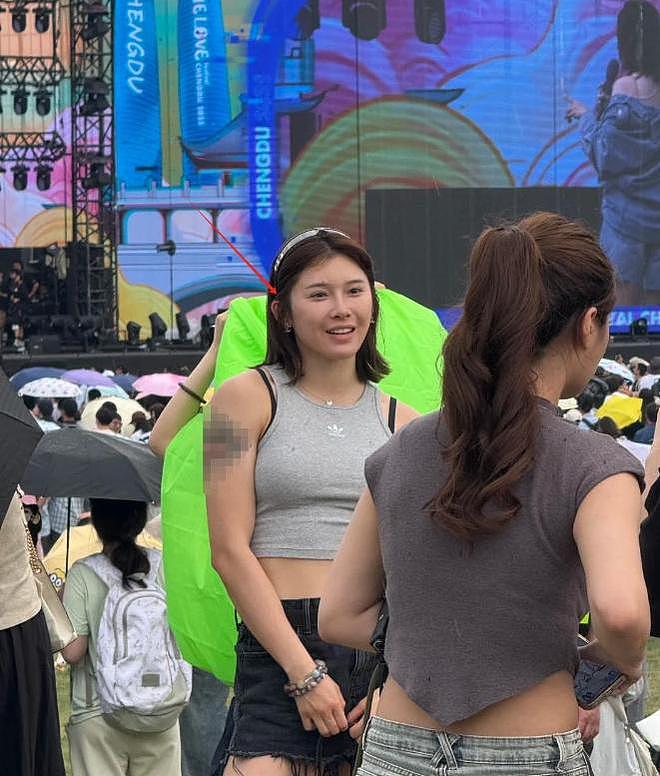 吴艳妮音乐节太敢穿！热辣短裤暴露真实腿型，全身行头超20万（组图） - 7
