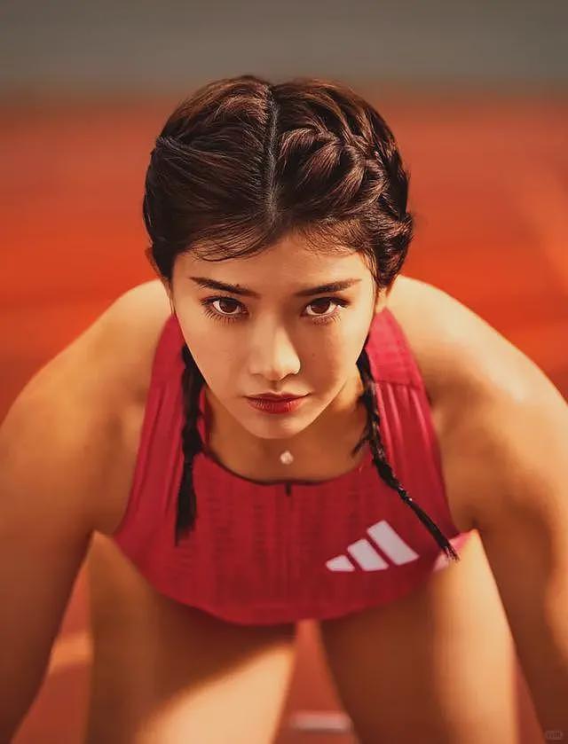 吴艳妮现身音乐节被偶遇，素颜穿短裤大腿粗壮，一身行头超20万引热议（组图） - 2