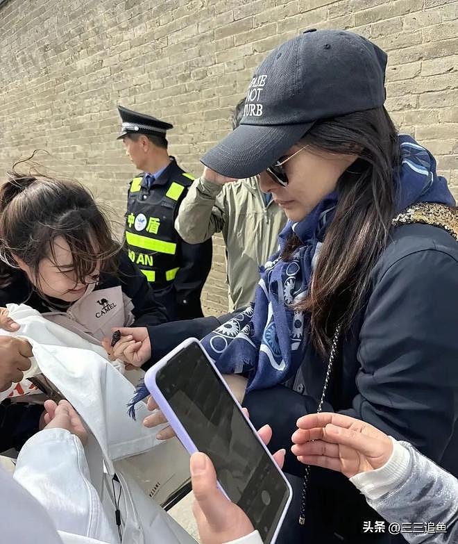 郭晶晶妈妈和亲家见面,头发花白站在外孙身后,霍震霆主动站旁边(组图) - 10