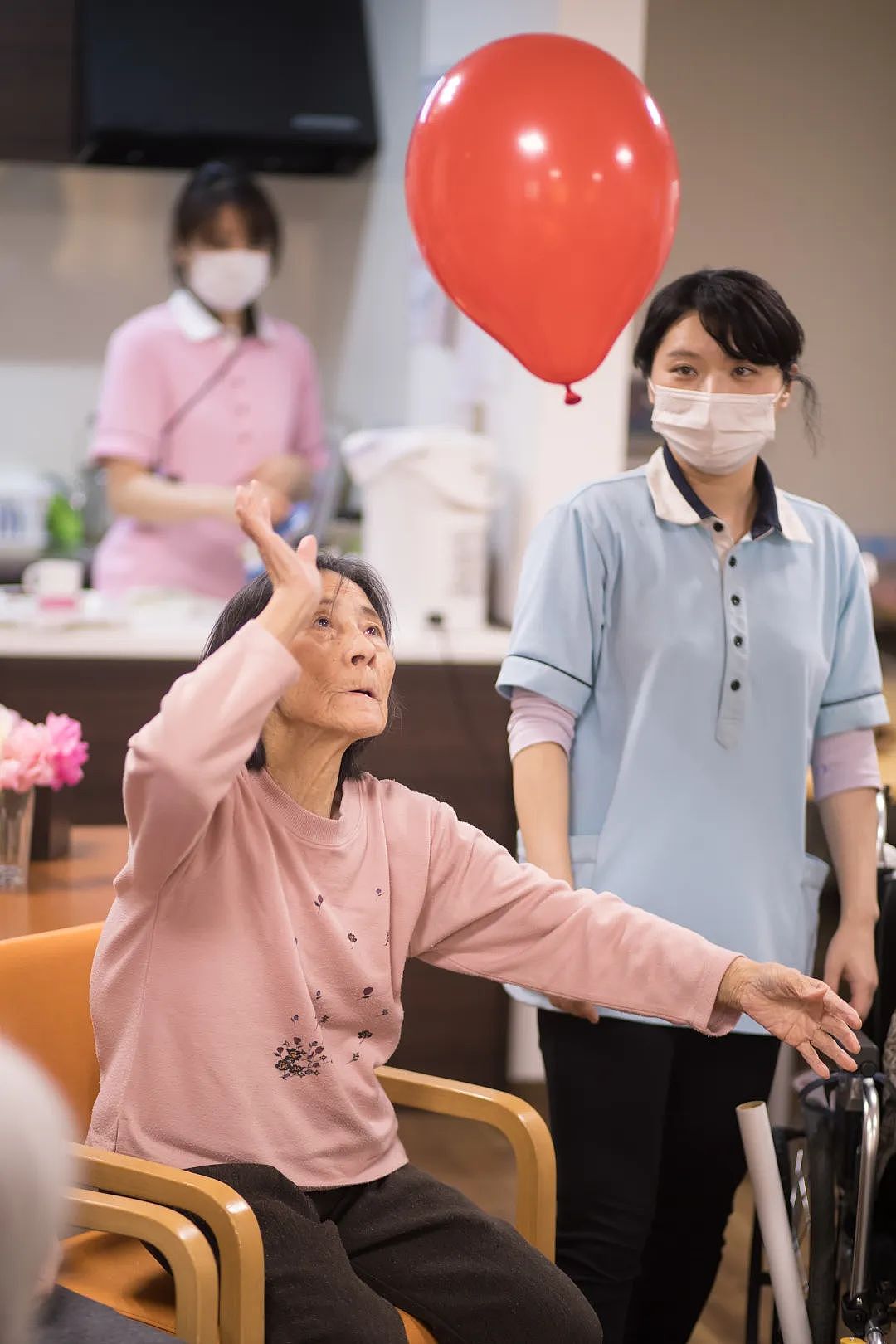 为了永住身份,中国90后在日本伺候老人(组图) - 5