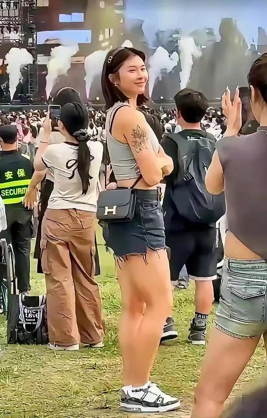 吴艳妮音乐节太敢穿！热辣短裤暴露真实腿型，全身行头超20万（组图） - 6