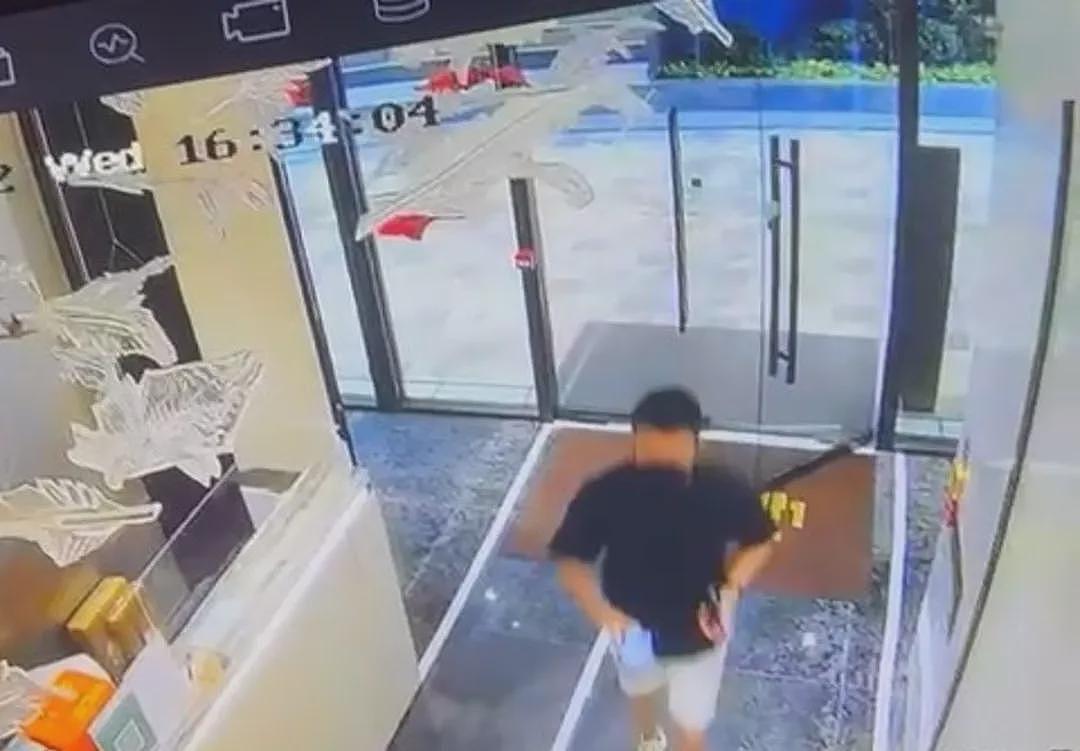 香港美女网红全裸惨死！被砍几十刀，染红整个床，凶手竟是…（组图） - 16