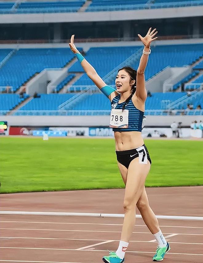 吴艳妮音乐节太敢穿！热辣短裤暴露真实腿型，全身行头超20万（组图） - 18