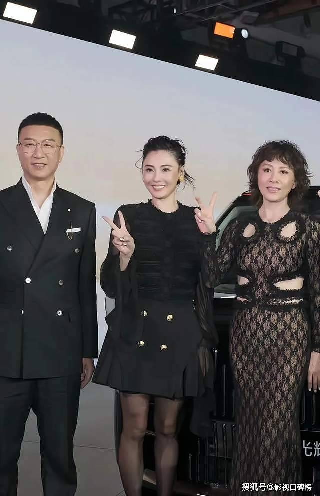 59岁刘嘉玲着装引热议，腰间赘肉明显，撞脸蔡明（组图） - 1