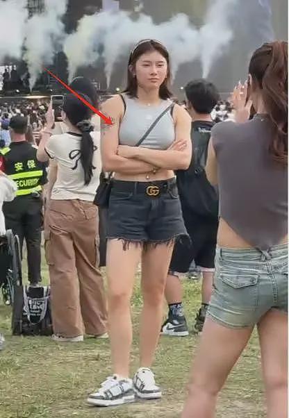 吴艳妮现身音乐节被偶遇，素颜穿短裤大腿粗壮，一身行头超20万引热议（组图） - 15