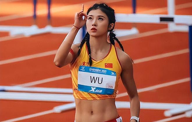 吴艳妮音乐节太敢穿！热辣短裤暴露真实腿型，全身行头超20万（组图） - 16