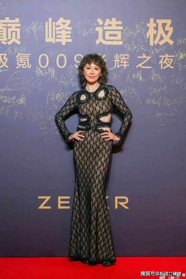 59岁刘嘉玲着装引热议，腰间赘肉明显，撞脸蔡明（组图） - 4