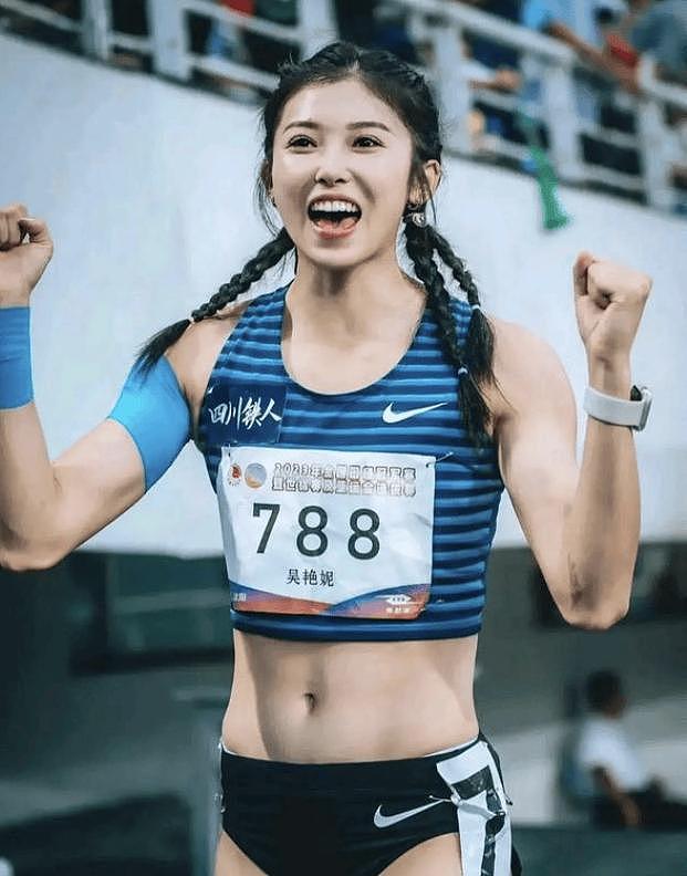 吴艳妮音乐节太敢穿！热辣短裤暴露真实腿型，全身行头超20万（组图） - 20