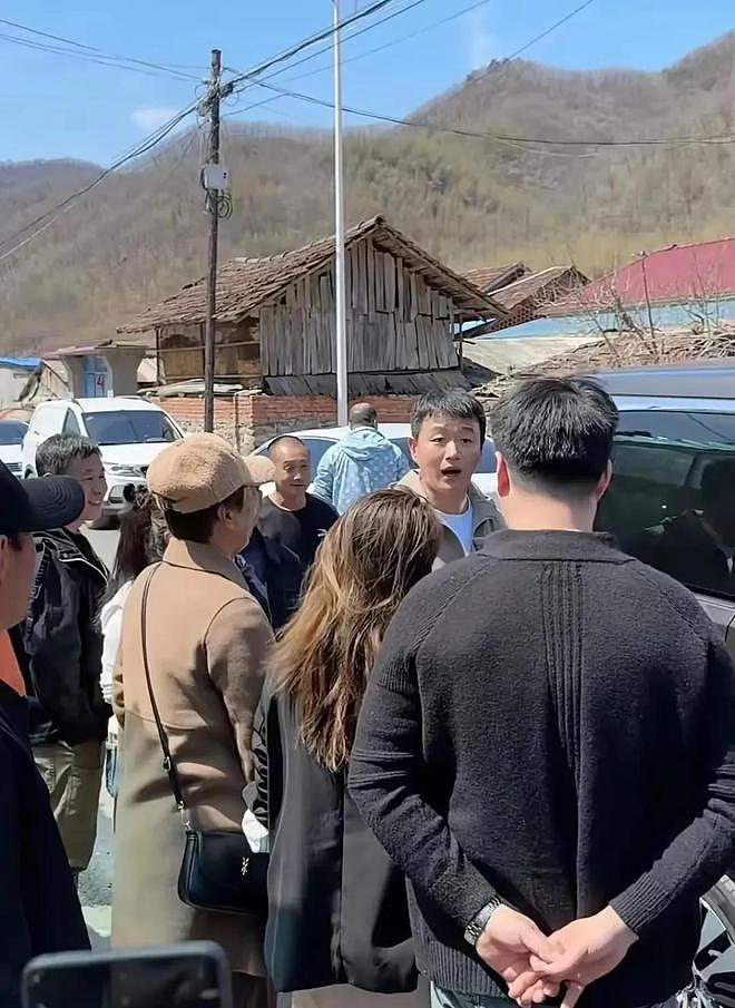 佟大为回本溪参加婚礼，穿着朴素低调，京A车划痕引人注目！（组图） - 5