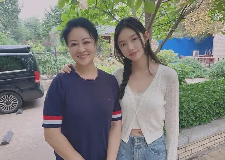 林允被质疑给沈腾生孩子,本人发声怒斥谣言,跟沈腾绯闻传3年(组图) - 4