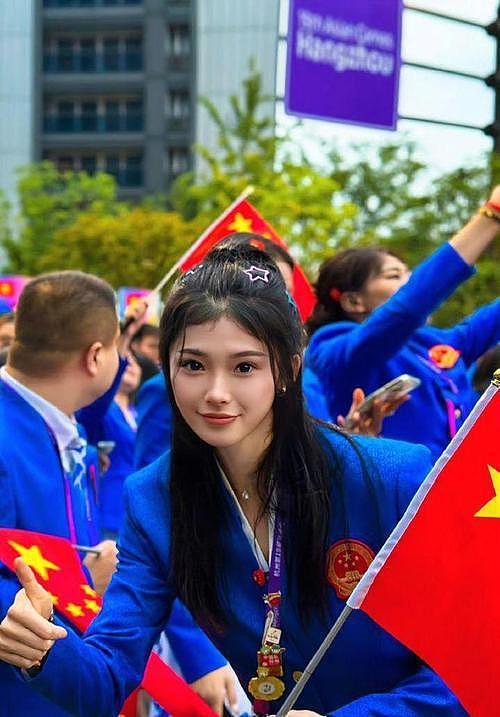 吴艳妮音乐节太敢穿！热辣短裤暴露真实腿型，全身行头超20万（组图） - 14