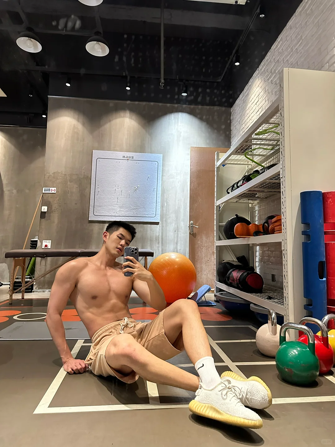 【帅哥】23岁杭州薄肌男孩，饱满胸肌宽背厚臂，这腹肌在阳光下直撩人心（组图） - 25