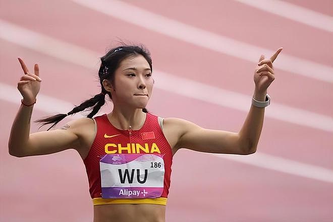 吴艳妮音乐节太敢穿！热辣短裤暴露真实腿型，全身行头超20万（组图） - 17