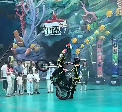 珠海长隆电单车特技表演惊悚意外 前轮悬空冲进人群撞儿童(视频/组图) - 6
