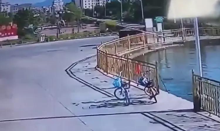 广东两男童溺水致死，监控曝光路人见死不救，网友一边倒：不敢救（视频/组图） - 17