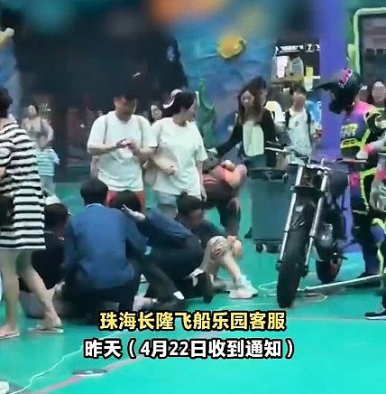珠海长隆电单车特技表演惊悚意外 前轮悬空冲进人群撞儿童(视频/组图) - 4