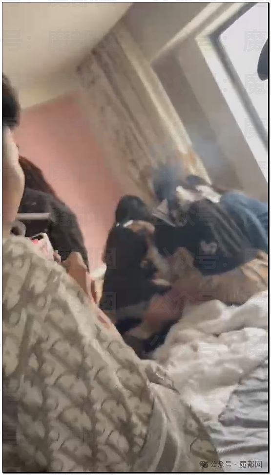 全网震怒！群殴、烟烫、扒光…网红精神小妹霸凌女生视频画面流出（组图） - 13