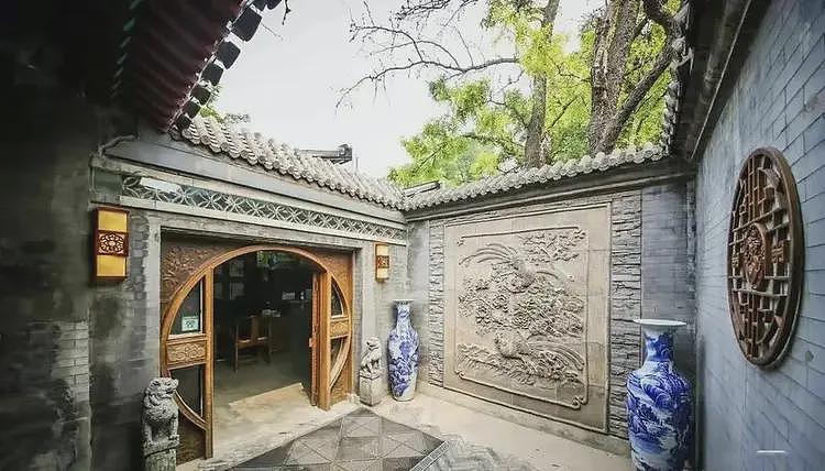 71岁成龙在四川买房，到楼盘监督装修，看起来很疲惫，苍老了好多（组图） - 8