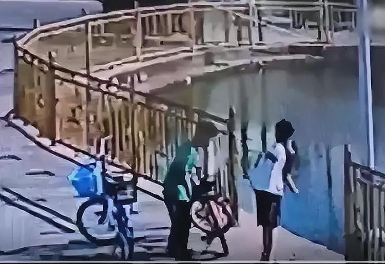 广东两男童溺水致死，监控曝光路人见死不救，网友一边倒：不敢救（视频/组图） - 1