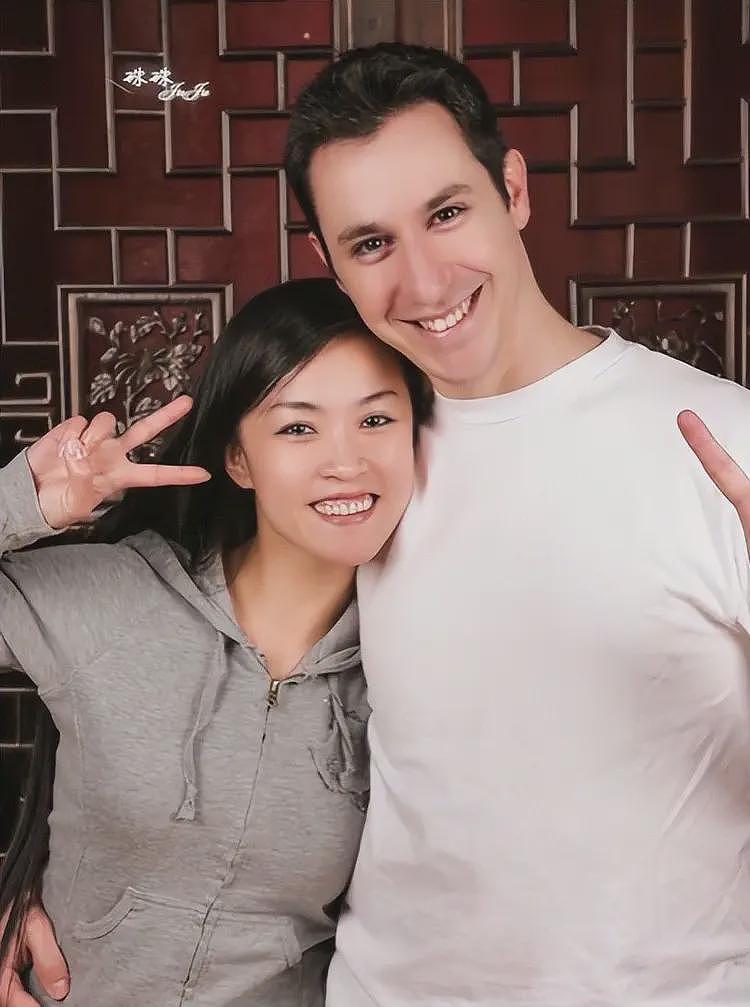 东北姑娘在海外做清洁工，被小4岁飞行员猛追，还帮她全家移民（组图） - 1