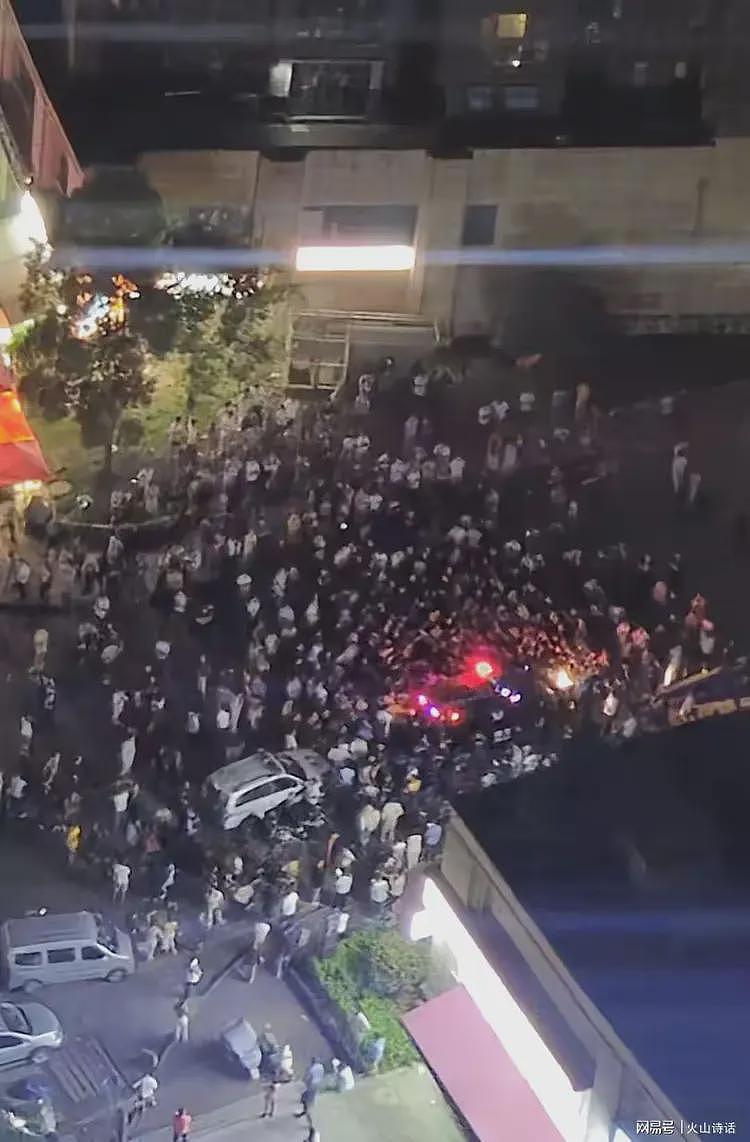 贵阳一小区物业与业主发生流血冲突，现场人山人海！车库道闸被毁多人受伤…（视频/组图） - 3