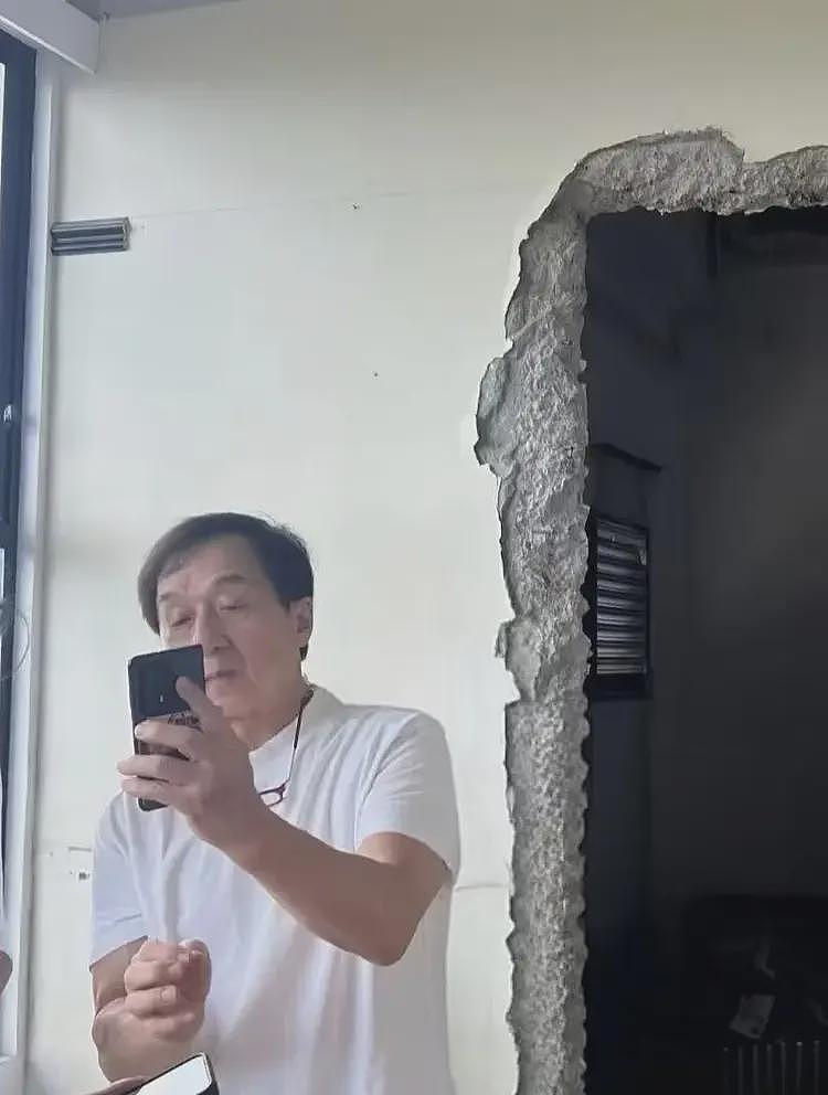 71岁成龙在四川买房，到楼盘监督装修，看起来很疲惫，苍老了好多（组图） - 5