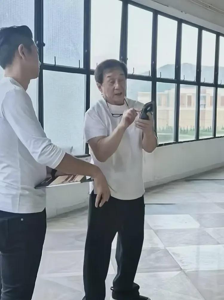 71岁成龙在四川买房，到楼盘监督装修，看起来很疲惫，苍老了好多（组图） - 6