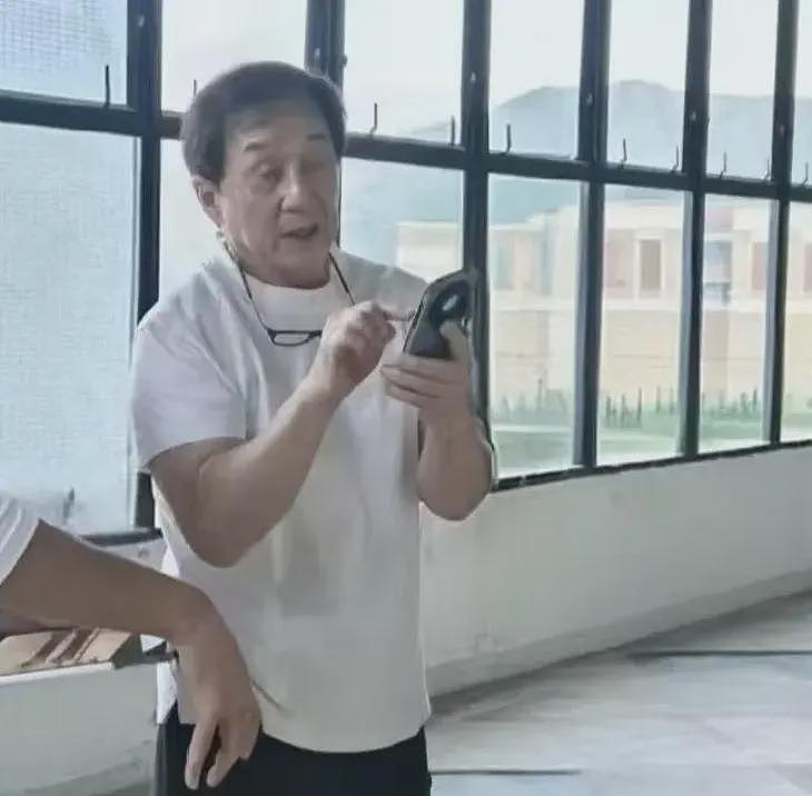 71岁成龙在四川买房，到楼盘监督装修，看起来很疲惫，苍老了好多（组图） - 4
