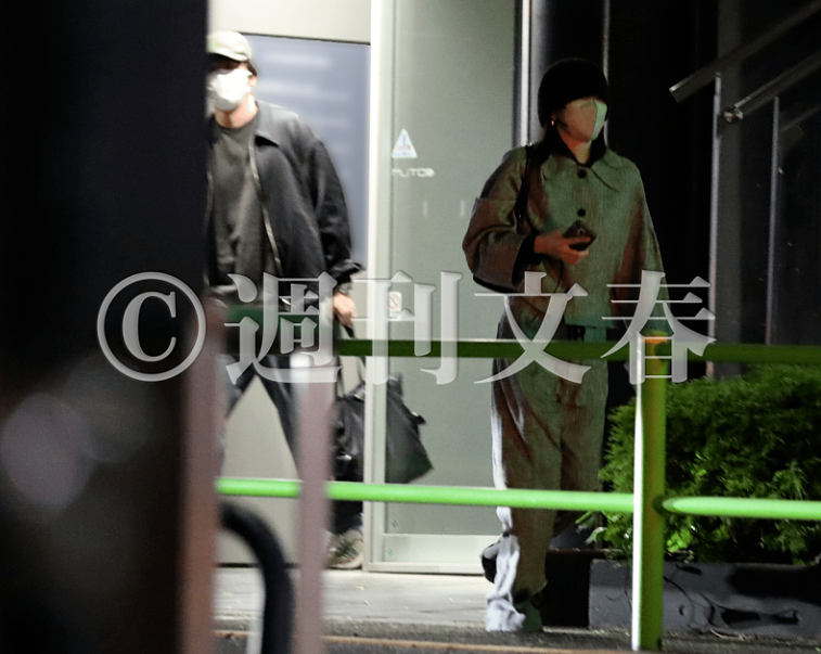 25岁第一清纯女星和“最丑人夫”被曝不伦恋!网友:姐姐你图啥啊(组图) - 2