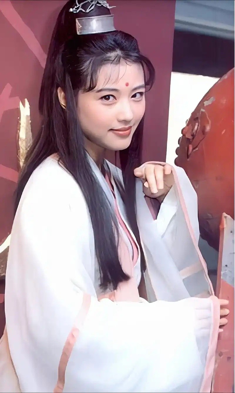 宋祖儿坦言自己大小眼，盘点那些五官有缺点，但整体却很美的明星（组图） - 14